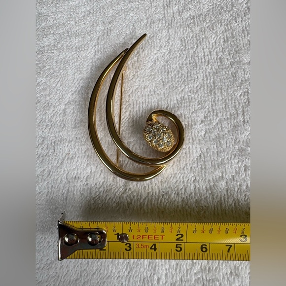 Vintage Gold Tone Unisex Swirl Brooch with Pave Rhinestones - Picture 9 of 9